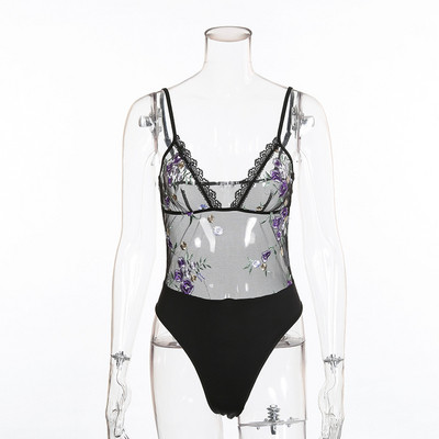 Átlátszó női test fekete-fehér virágos hímzéssel