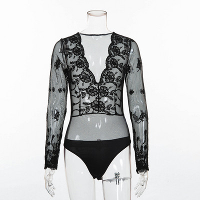 Stílusos női test mély nyakkivágással és fehér és fekete csipkével