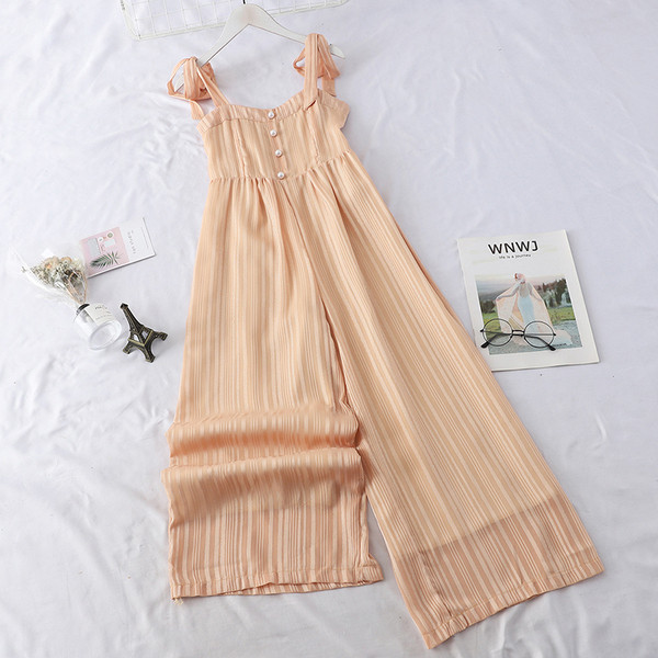 Μοντέρνες γυναικείες φόρμες με ιμάντες και κουμπιά σε τρία χρώματα