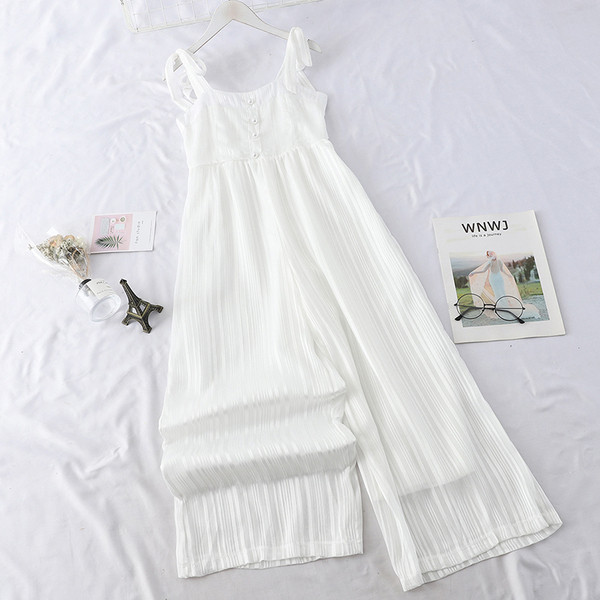 Μοντέρνες γυναικείες φόρμες με ιμάντες και κουμπιά σε τρία χρώματα