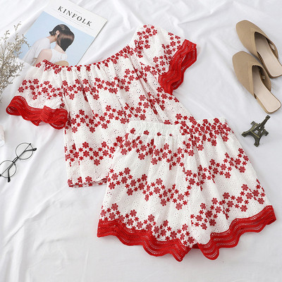 Μοντέρνο γυναικείο σετ με κοντά μανίκια και κεντήματα