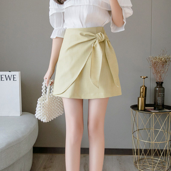 Modern női szoknya magas derékkal, fehér, fekete és sárga színekben