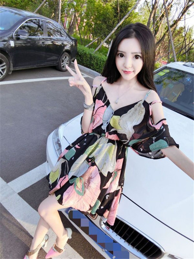 Μοντέρνο γυναικείο φόρεμα με ντεκολτέ σε σχήμα V και γυμνούς ώμους