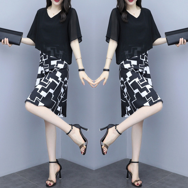 Rochie modernă de damă cu decolteu în V de culoare neagră