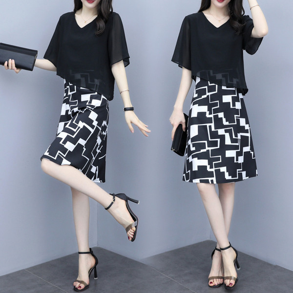 Rochie modernă de damă cu decolteu în V de culoare neagră