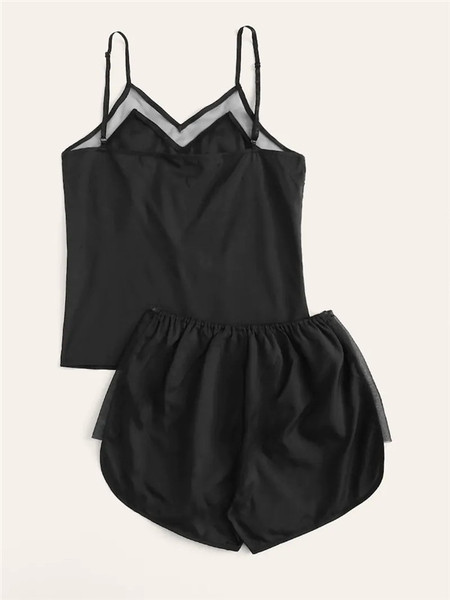 Дамски комплект от къси панталони и потник в бял и черен цвят