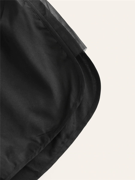 Дамски комплект от къси панталони и потник в бял и черен цвят