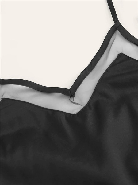 Дамски комплект от къси панталони и потник в бял и черен цвят