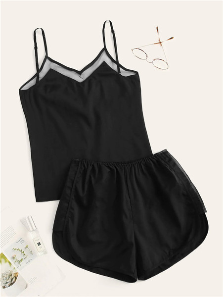 Дамски комплект от къси панталони и потник в бял и черен цвят