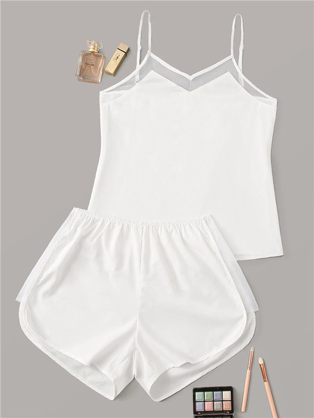 Дамски комплект от къси панталони и потник в бял и черен цвят