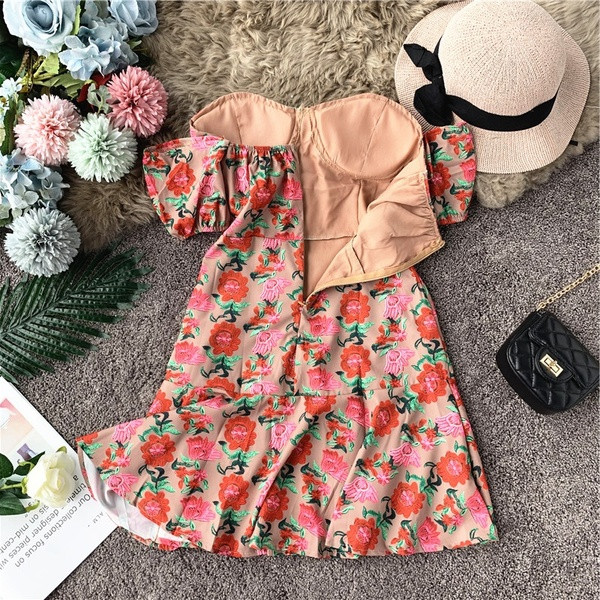 Rochie moderna de dama cu umerii goi si motive florale