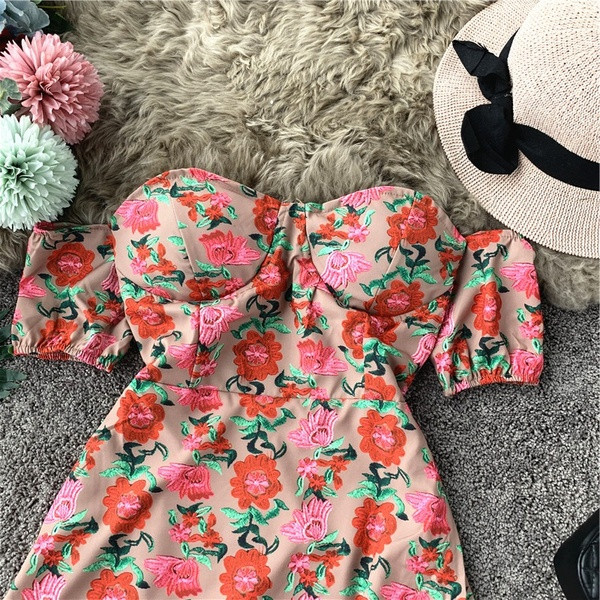 Rochie moderna de dama cu umerii goi si motive florale