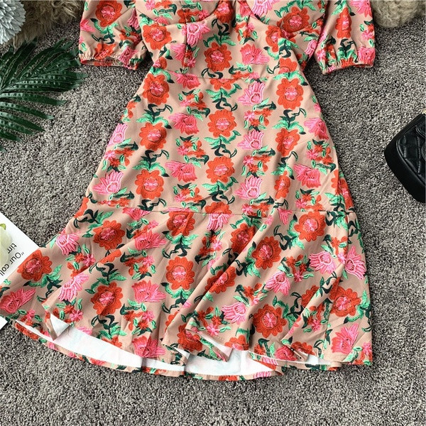 Rochie moderna de dama cu umerii goi si motive florale