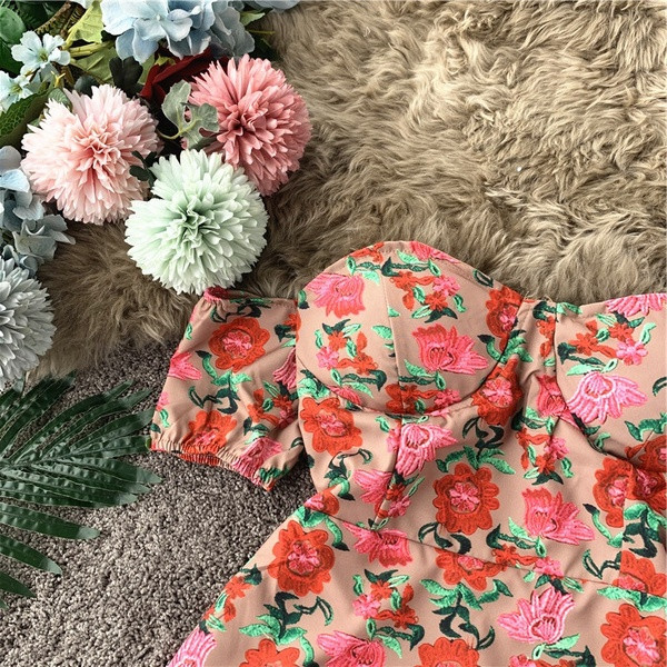 Rochie moderna de dama cu umerii goi si motive florale