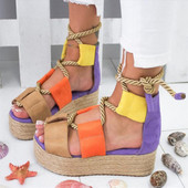 Μοντέρνα γυναικεία σανδάλια σε μια πολύχρωμη πλατφόρμα