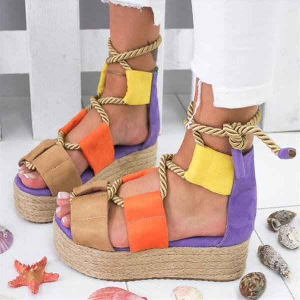 Μοντέρνα γυναικεία σανδάλια σε μια πολύχρωμη πλατφόρμα