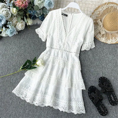 Μοντέρνο γυναικείο φόρεμα σε λευκό με ντεκολτέ και δαντέλα σε σχήμα V