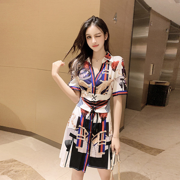 Modern női ruha rövid ujjal és gombokkal