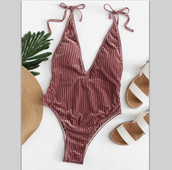 Un costum de baie complet din catifea, cu decolteu adânc și cravate în trei culori