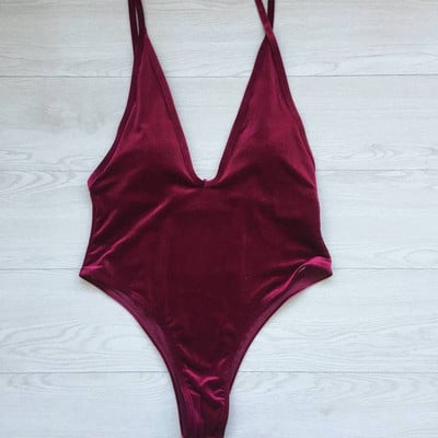 Un costum de baie complet din catifea, cu decolteu adânc și cravate în trei culori