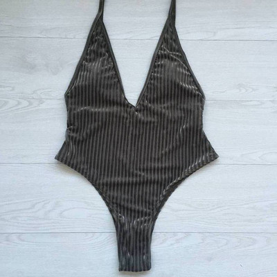 Un costum de baie complet din catifea, cu decolteu adânc și cravate în trei culori