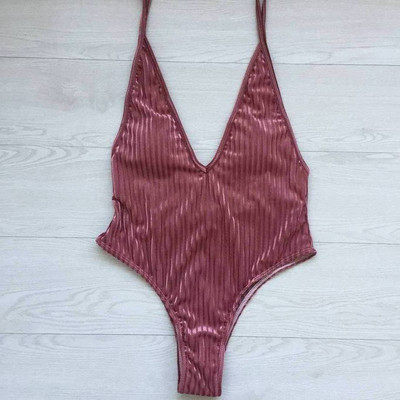 Un costum de baie complet din catifea, cu decolteu adânc și cravate în trei culori