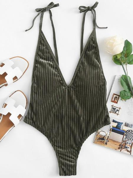 Un costum de baie complet din catifea, cu decolteu adânc și cravate în trei culori