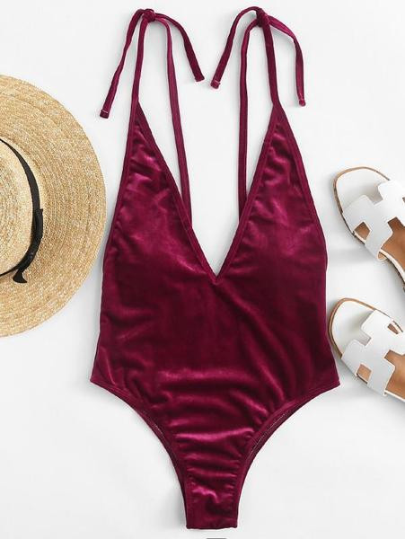 Un costum de baie complet din catifea, cu decolteu adânc și cravate în trei culori