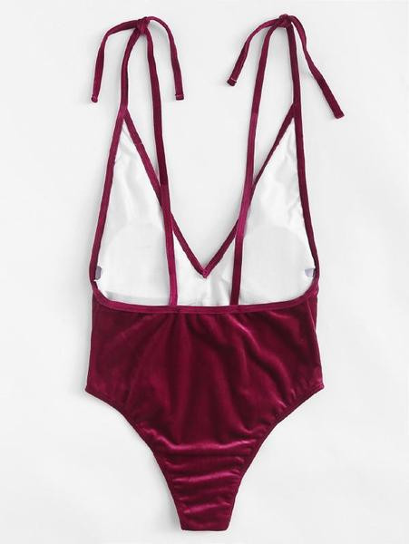 Un costum de baie complet din catifea, cu decolteu adânc și cravate în trei culori