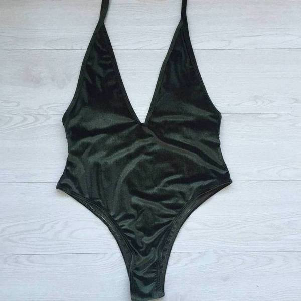 Un costum de baie complet din catifea, cu decolteu adânc și cravate în trei culori