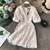 Rochie modernă de damă în alb, cu mâneci scurte și decolteu în V