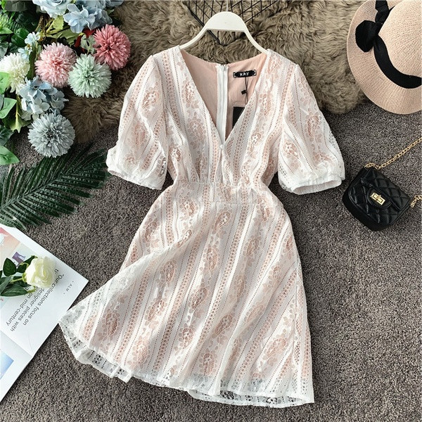 Rochie modernă de damă în alb, cu mâneci scurte și decolteu în V