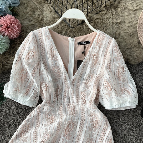 Rochie modernă de damă în alb, cu mâneci scurte și decolteu în V