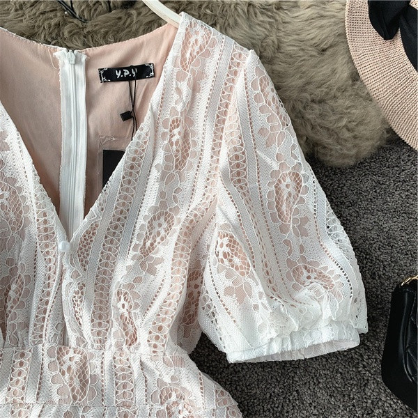 Rochie modernă de damă în alb, cu mâneci scurte și decolteu în V