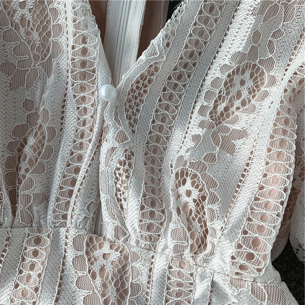 Rochie modernă de damă în alb, cu mâneci scurte și decolteu în V