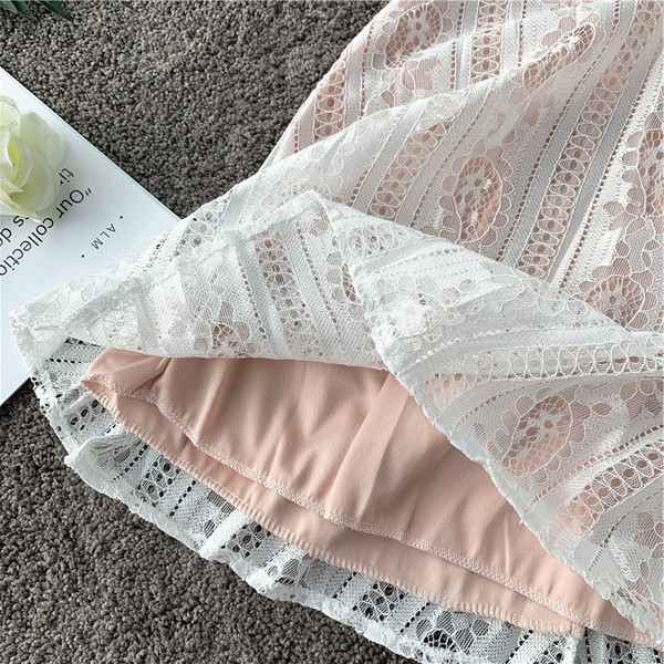 Rochie modernă de damă în alb, cu mâneci scurte și decolteu în V