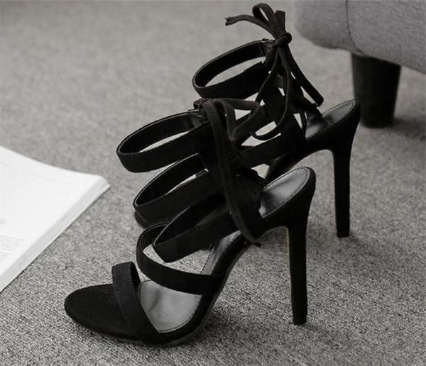 Stílusos női magas sarkú cipő fekete színben