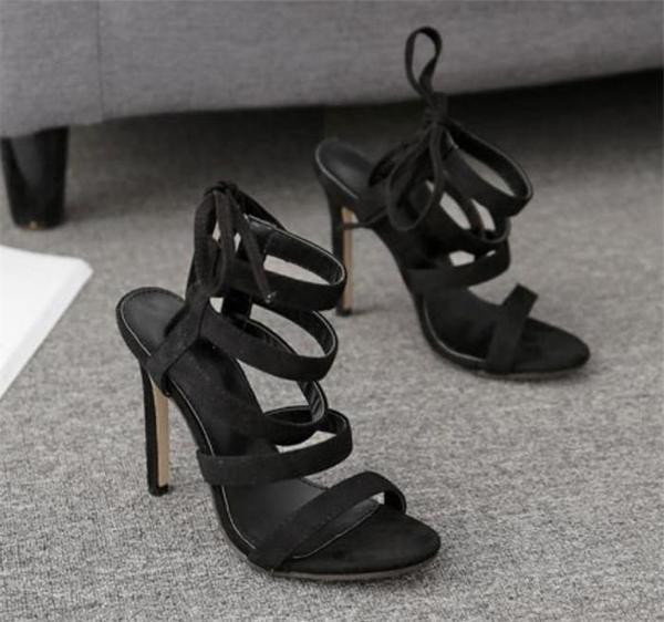 Stílusos női magas sarkú cipő fekete színben