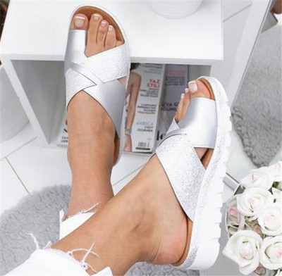 Κομψές γυναικείες παντόφλες σε διαφορετικά χρώματα με επίπεδη σόλα