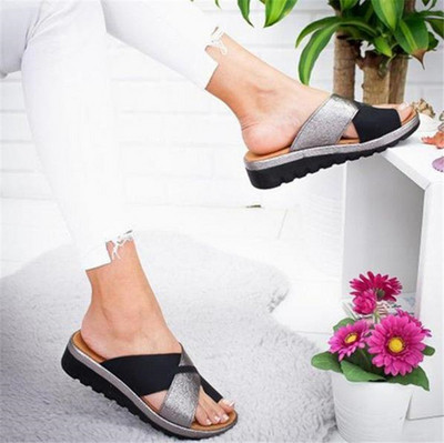 Κομψές γυναικείες παντόφλες σε διαφορετικά χρώματα με επίπεδη σόλα