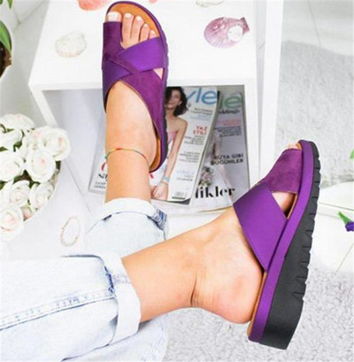 Κομψές γυναικείες παντόφλες σε διαφορετικά χρώματα με επίπεδη σόλα