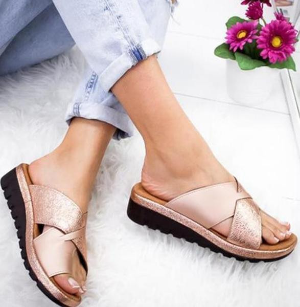 Κομψές γυναικείες παντόφλες σε διαφορετικά χρώματα με επίπεδη σόλα