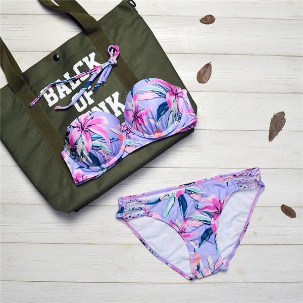 Modern fürdőruha virágmintával