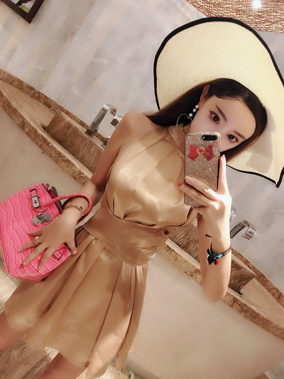 Modern női ruha fehér és bézs színben