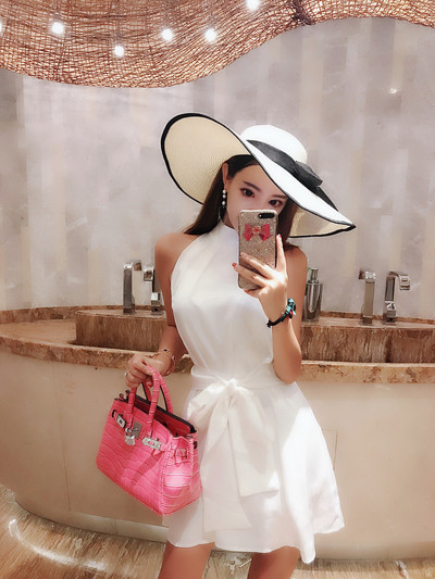 Modern női ruha fehér és bézs színben