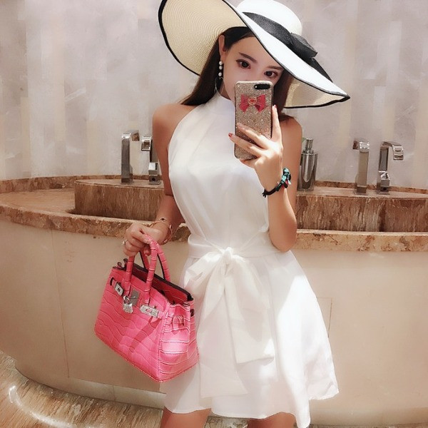 Modern női ruha fehér és bézs színben