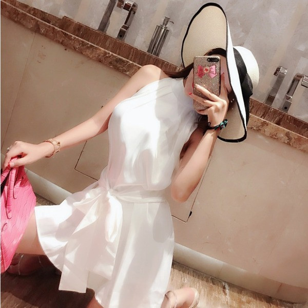 Modern női ruha fehér és bézs színben