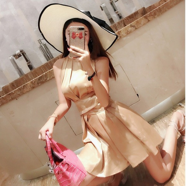 Modern női ruha fehér és bézs színben