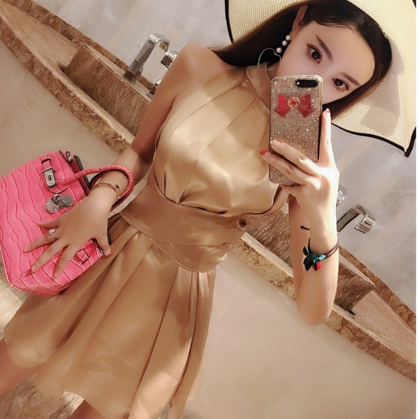 Modern női ruha fehér és bézs színben