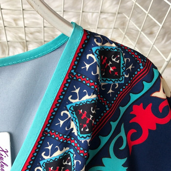 Μοντέρνο γυναικείο φόρεμα ία με βαθύ λαιμό και έγχρωμη εκτύπωση